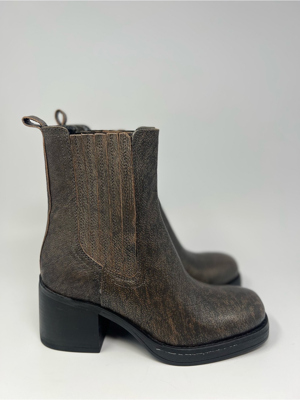 Kenneth Cole Jet Chelsea Boots NEW!
Size 7